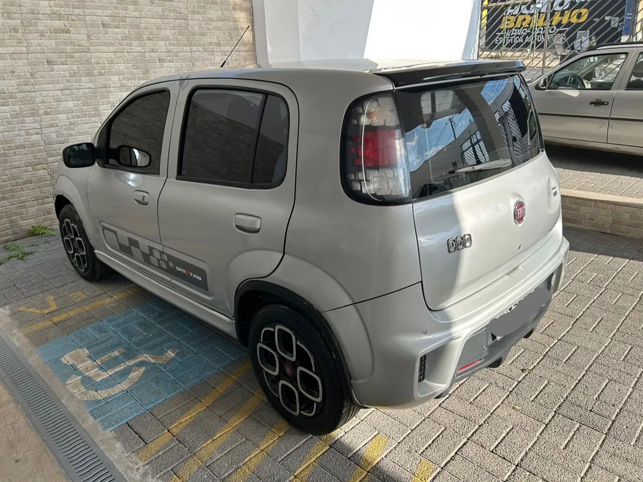 Fiat Uno Sporting 1.4 EVO Fire Flex 8V 4P 2016 - Foto 2