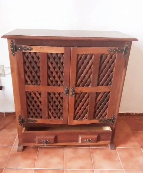 Móvel antigo em Madeira