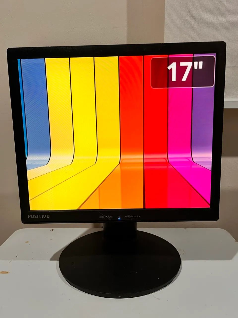 Monitores 17? Quadrados com Base e Regulagem de Altura - Foto 3