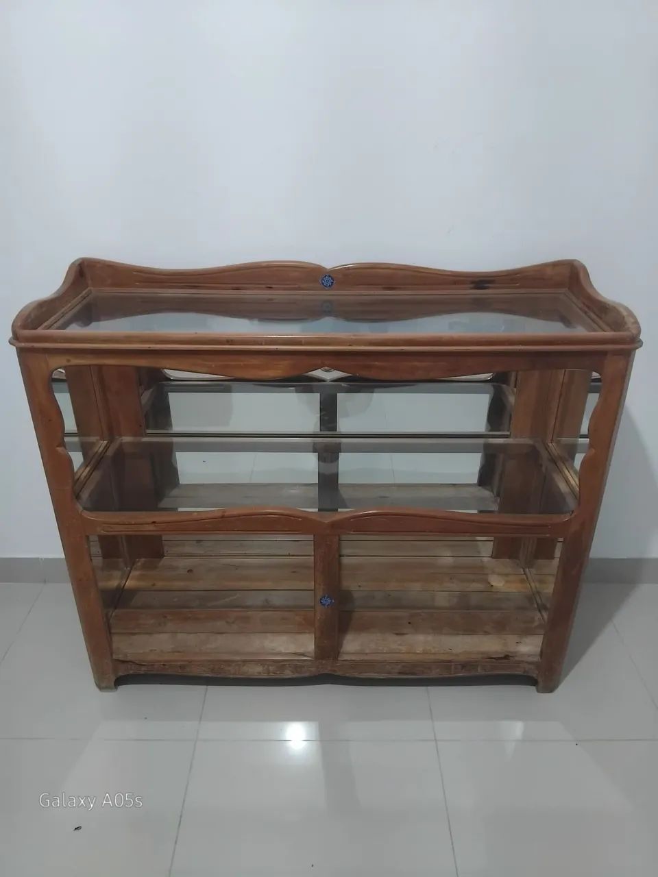 Balcão/Vitrine de Madeira Maciça com Vidro. - Foto 3