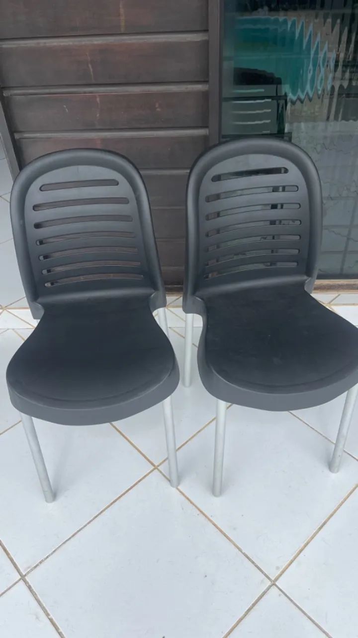 Cadeiras com 2 meses de uso 