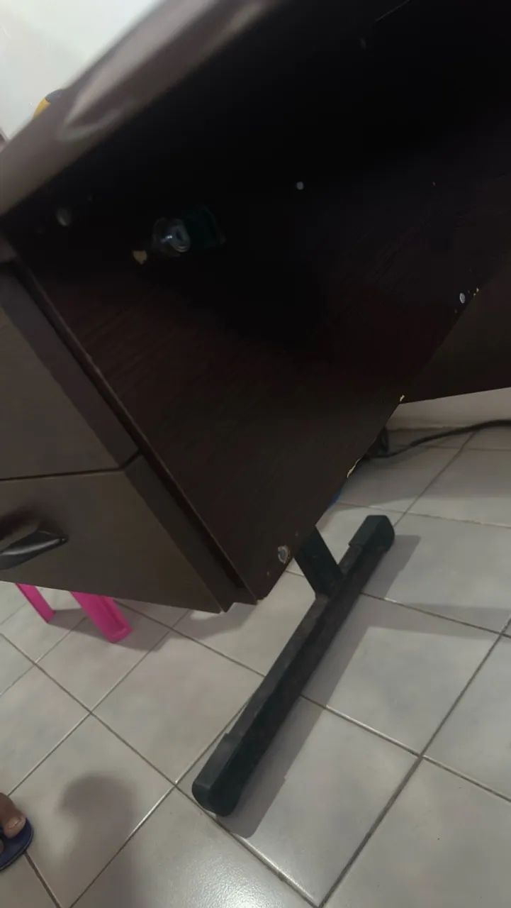Mesa de escritório com gavetas  - Foto 2