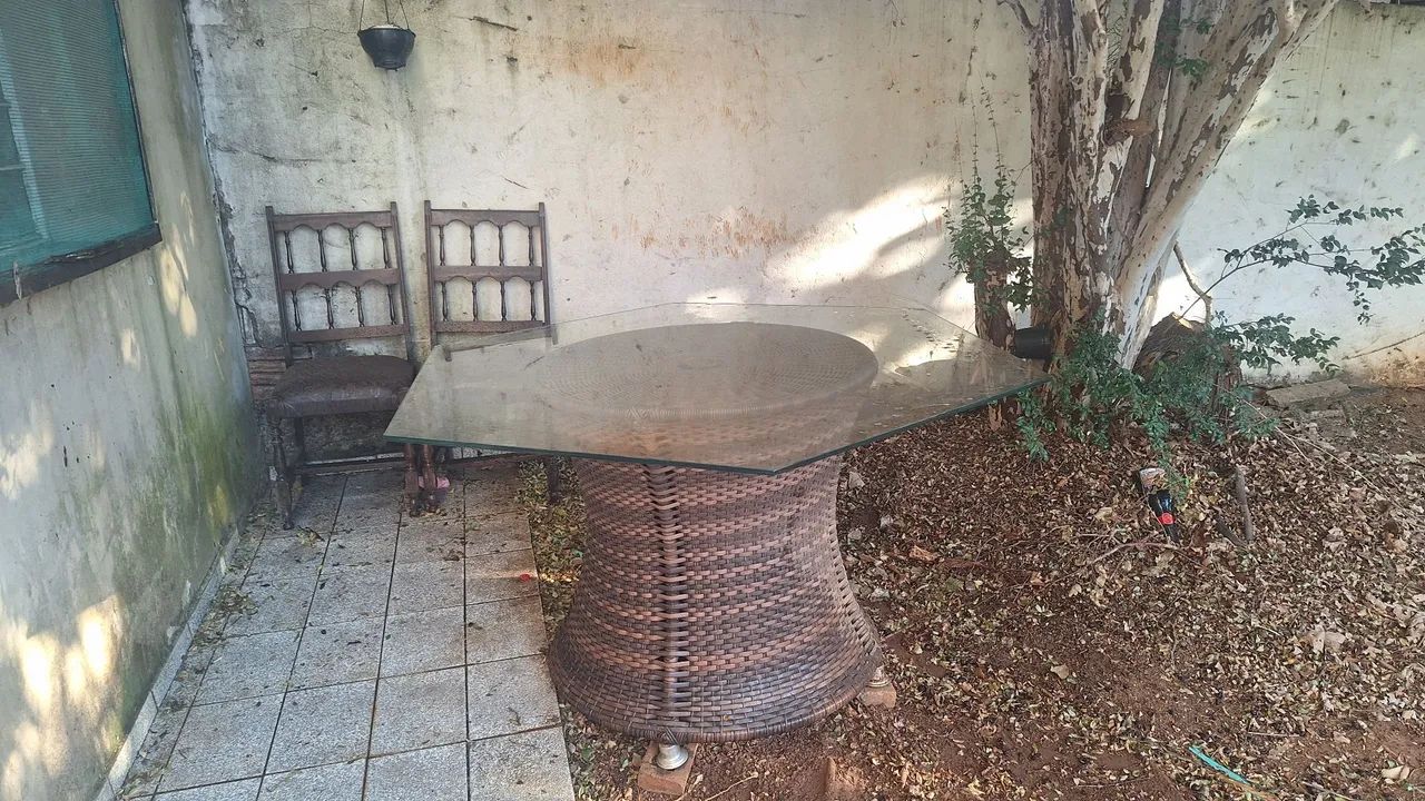 Mesa de vime com tampo de vidro sextavada - Foto 3
