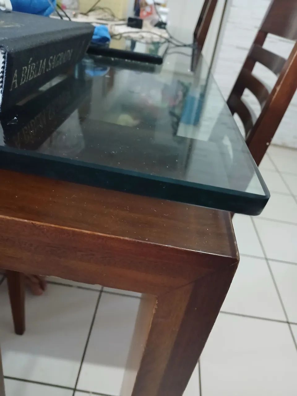 Mesa de vidro com 4 cadeiras  - Foto 2