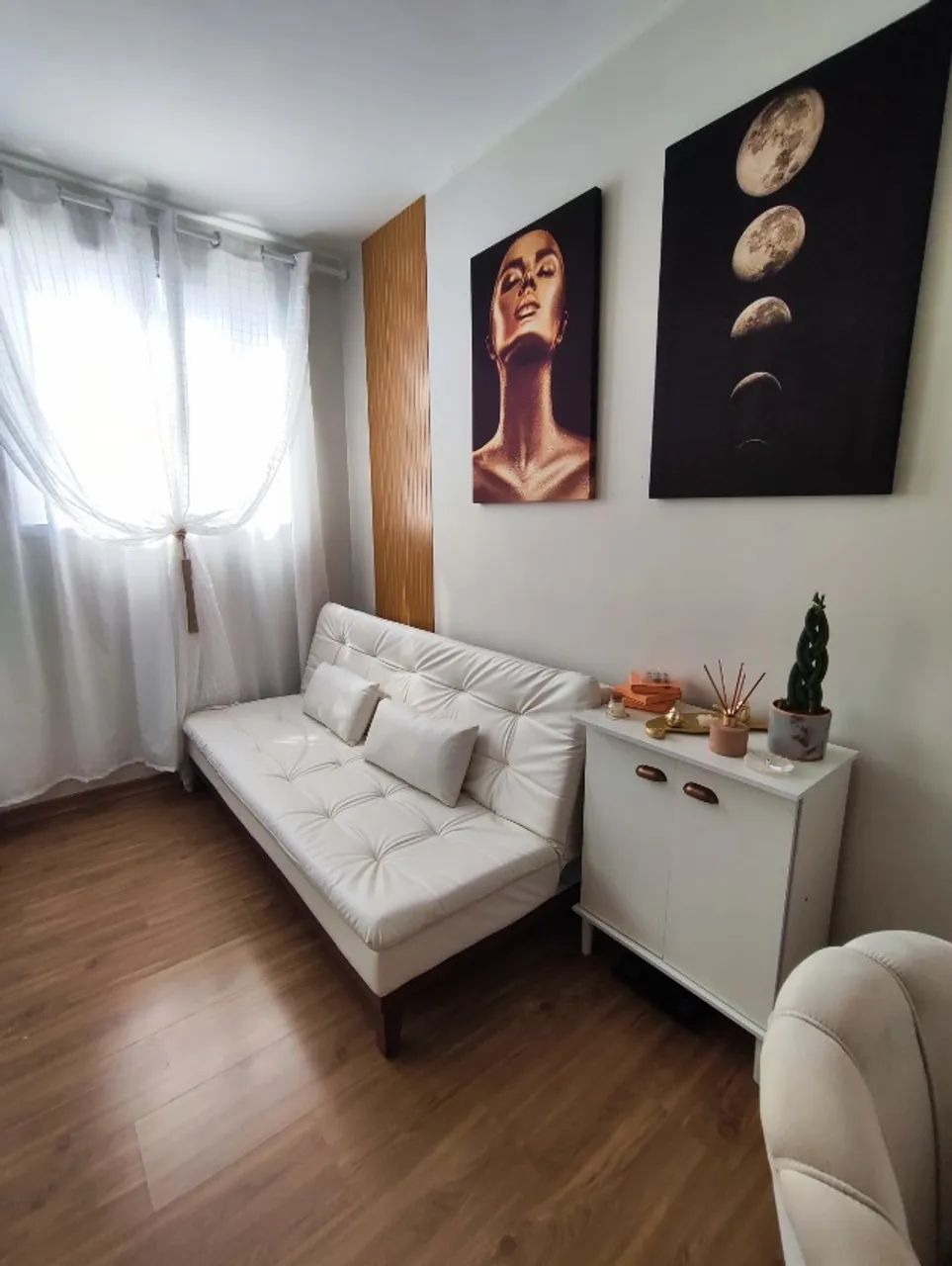 Sofá cama em courino branco