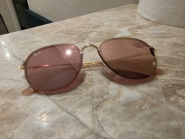 óculos de sol redondo com lentes cor rosa e armação hastes douradas - Foto 2