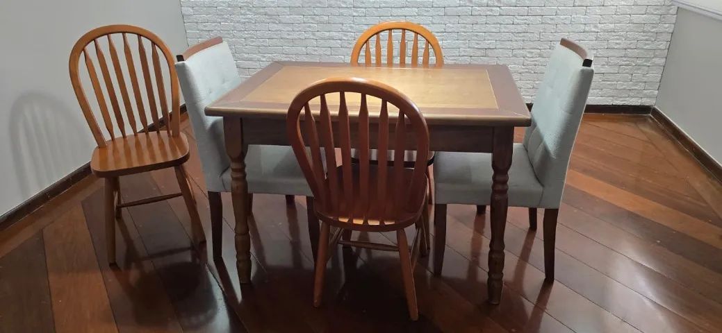 Mesa de jantar de madeira com 5 cadeiras
