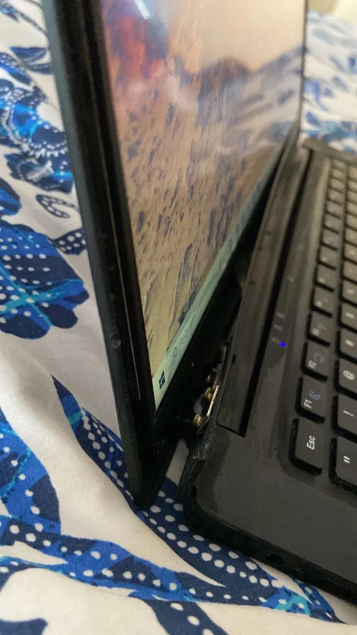 Notebook Ultra UB324 ? R$ 500 ? Funciona normalmente, com avaria