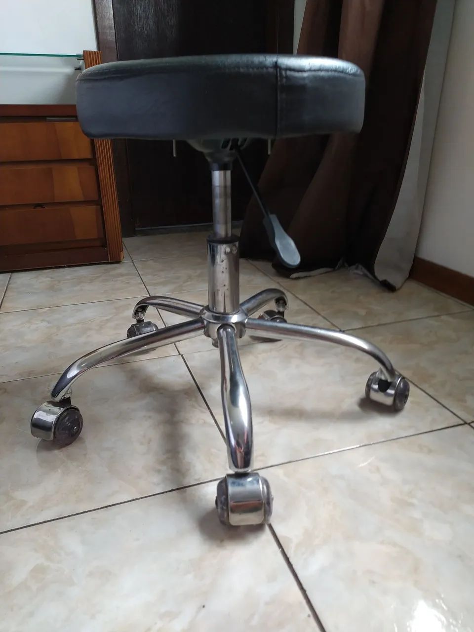 Banquinho de Salão com Rodinhas e Altura Regulável - Foto 3