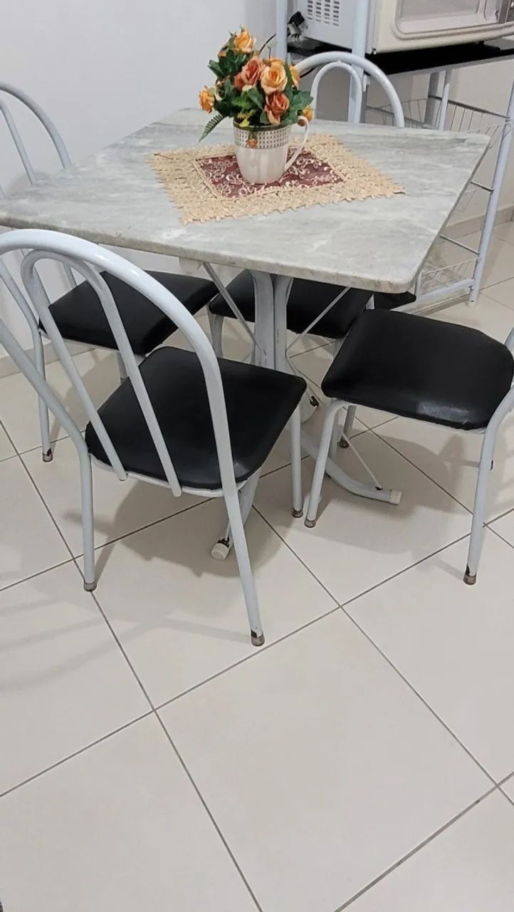 Mesa de mármore com 4 cadeiras  - Foto 3
