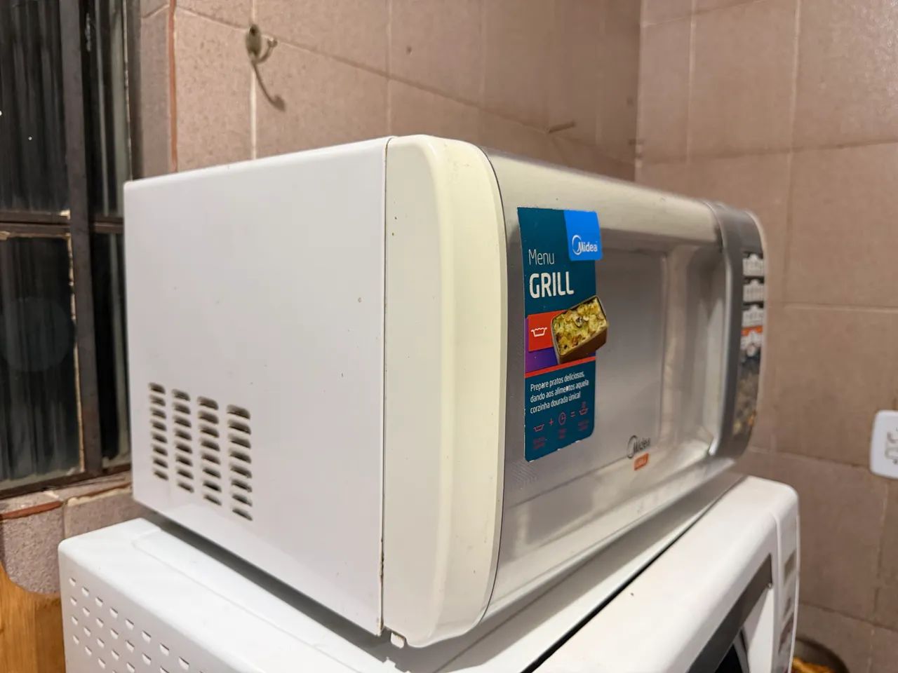 Microondas 30 litros modelo GRILL da marca Midea - Foto 2