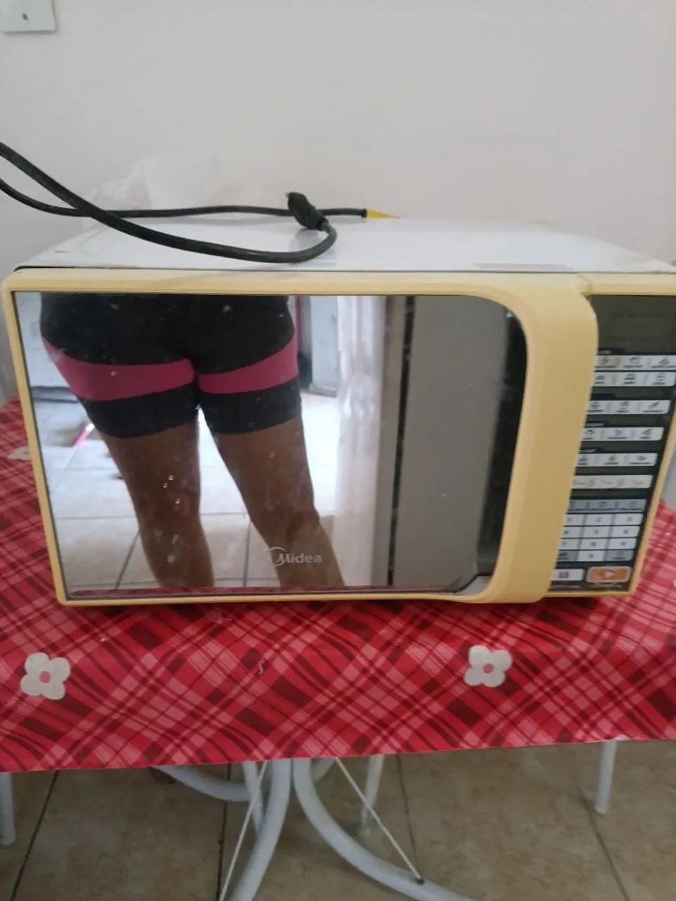 Vendo microondas da marca Midea para retirada de peças 