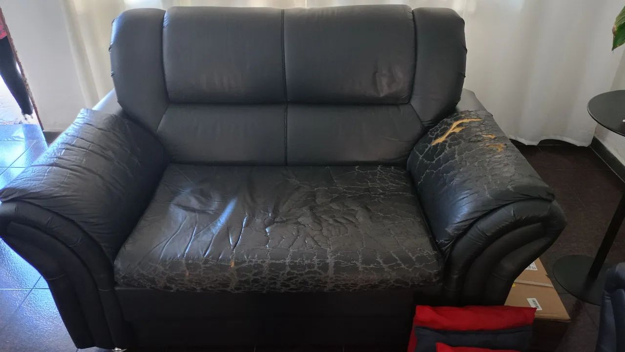 SOFA DE COURO PRETO - Foto 2