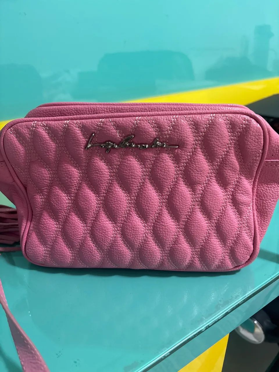 BOLSA CLÁSSICA EM COURO ROSA E ALÇA REGULÁVEL MÉDIA