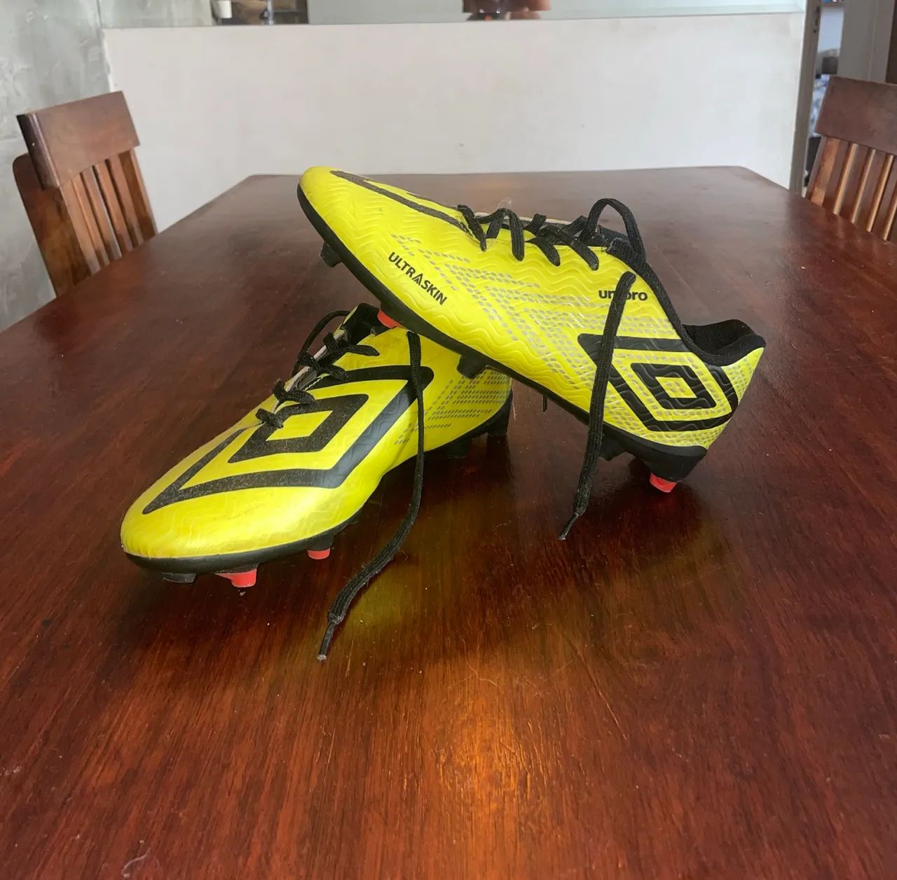 Chuteira Umbro campo/cravo usada 