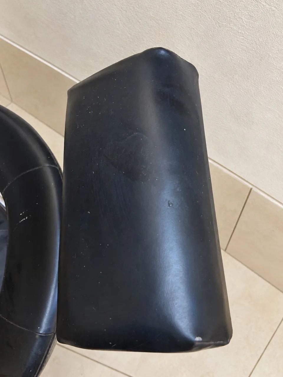 Cadeira de Cabeleireiro / Barbeiro com Apoio de Cabeça - Usada - Foto 3