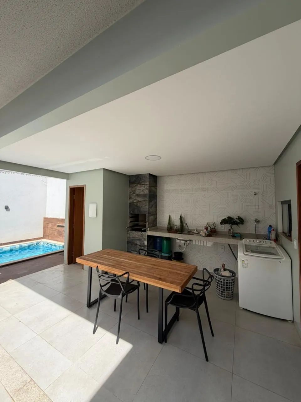 ALUGA-SE casa SemiMobiliada com piscina 