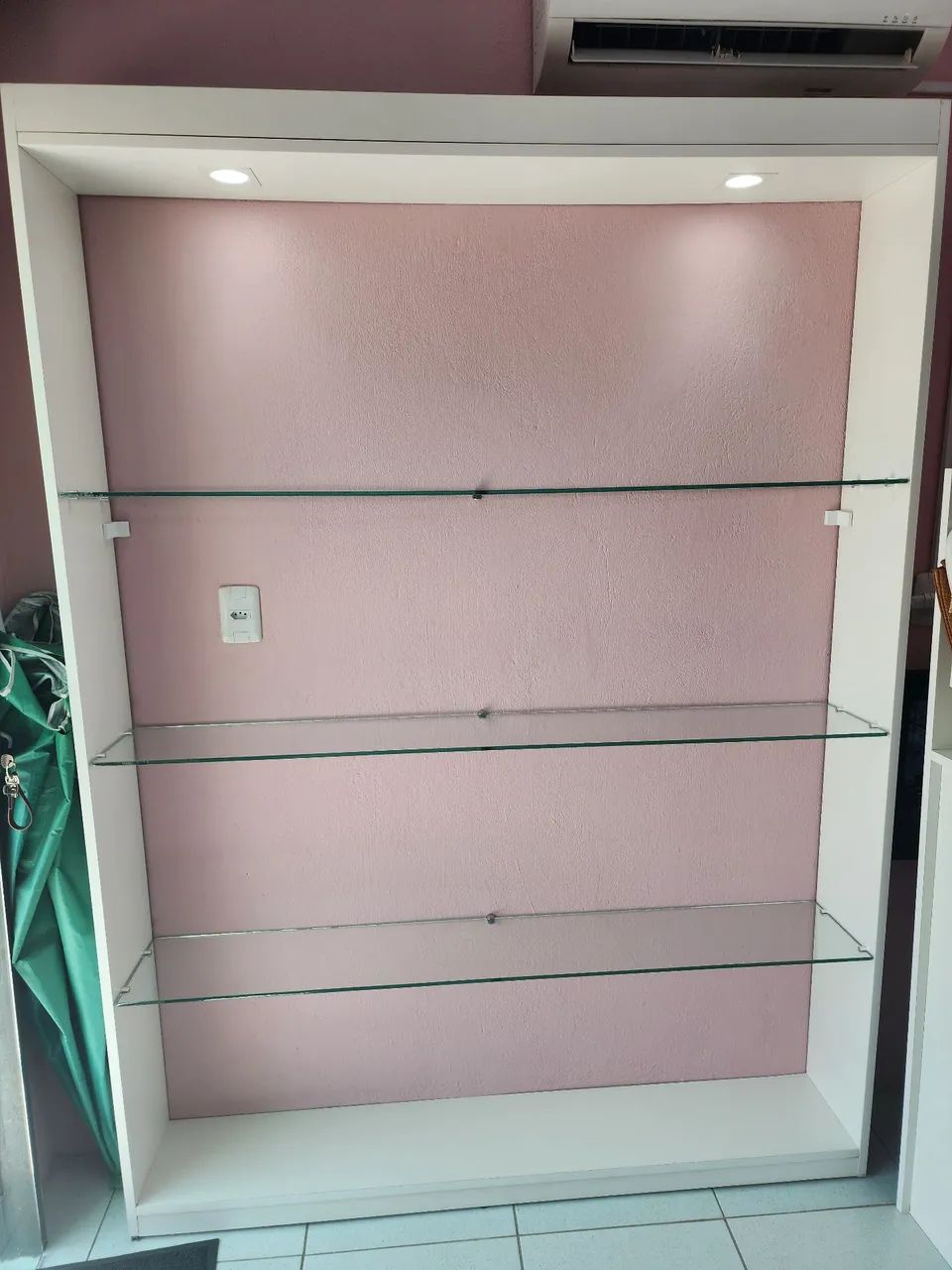 Móvel de loja MDF branco com prateleiras de vidro