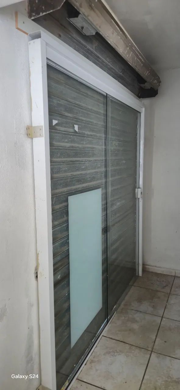 Porta de vidro e porta de rolo 