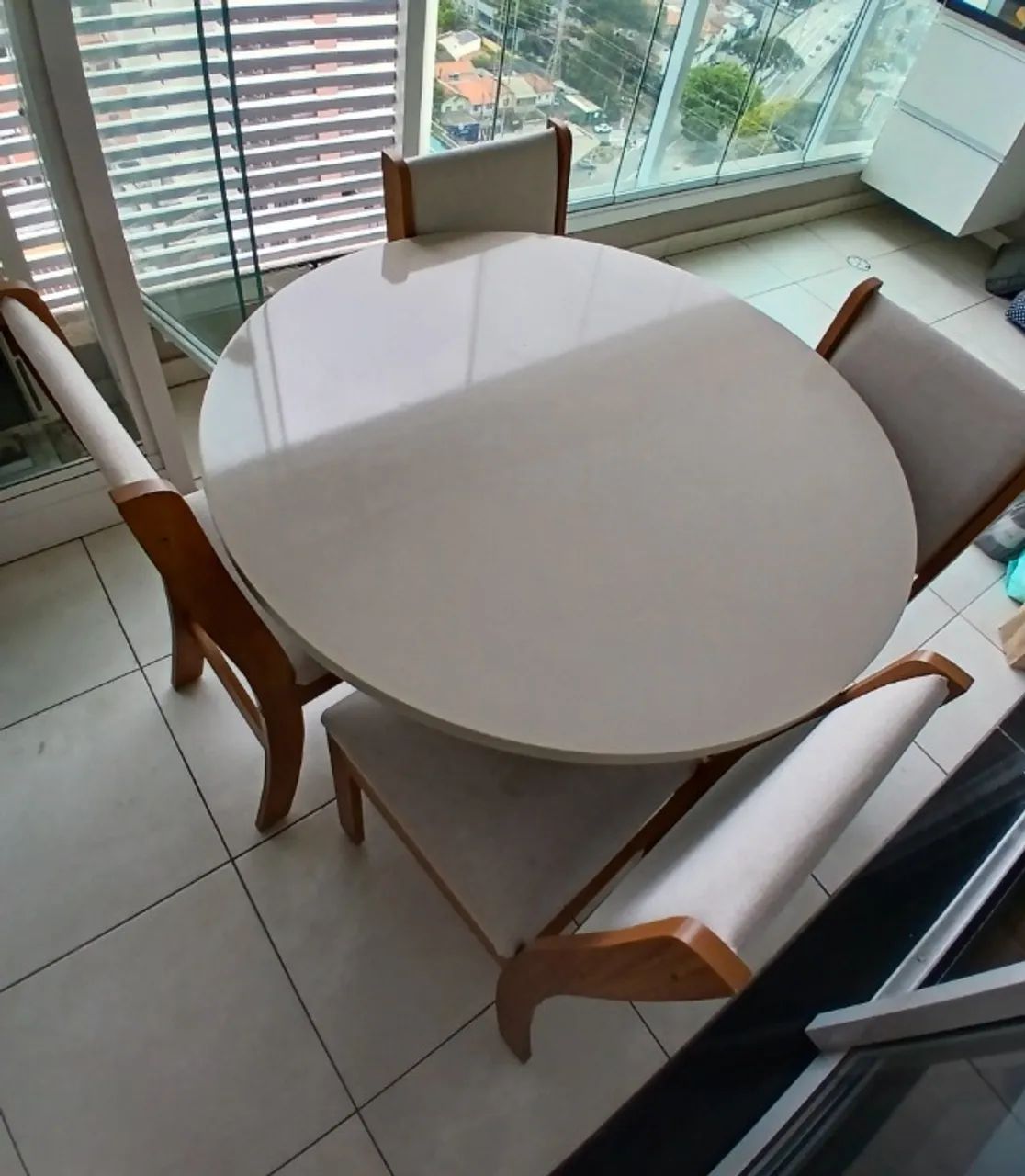 Mesa de jantar redonda com 4 cadeiras