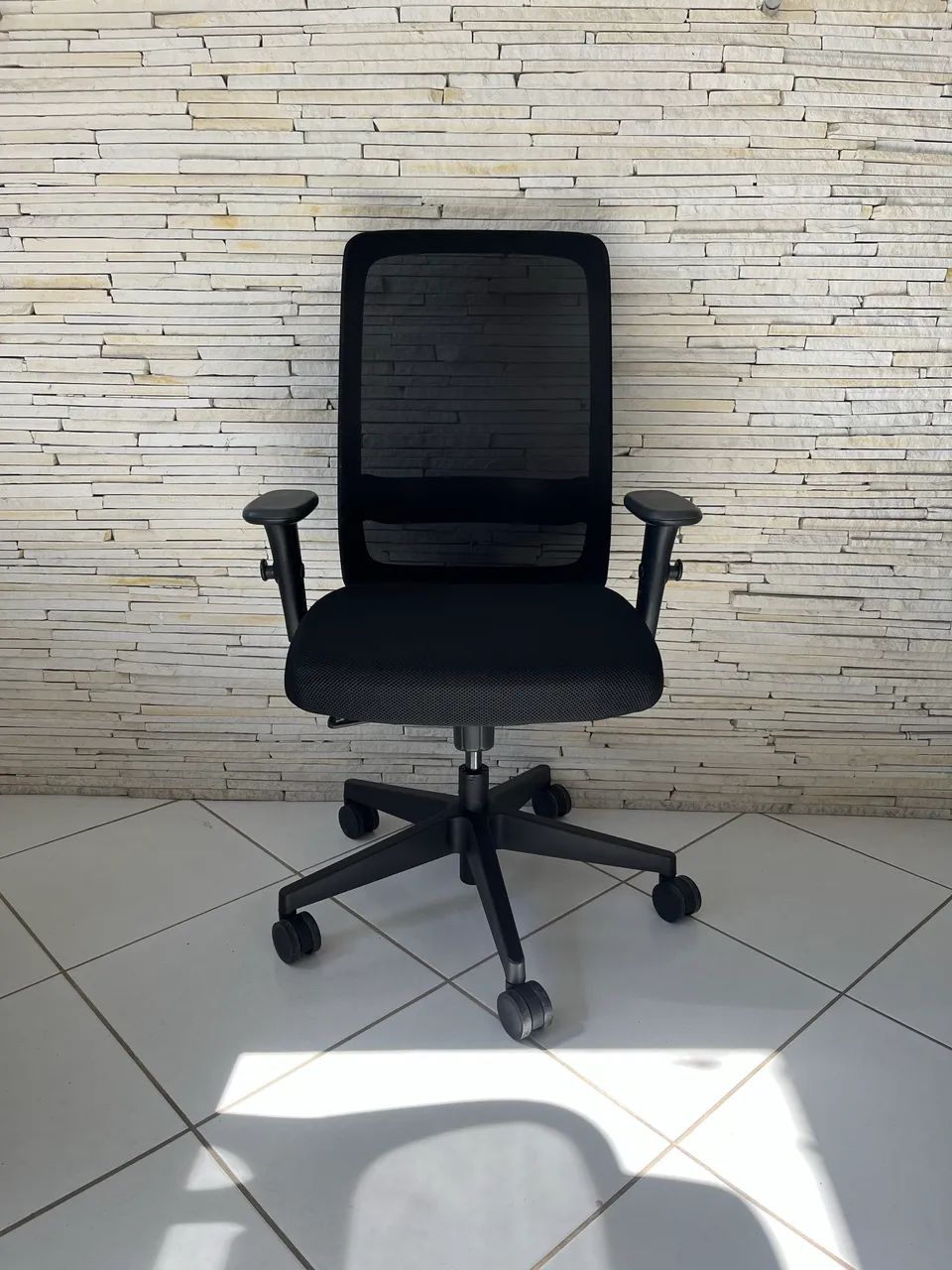 Cadeira de Escritório Cavaletti Vélo Light com Braços e Mecanismo Syncron