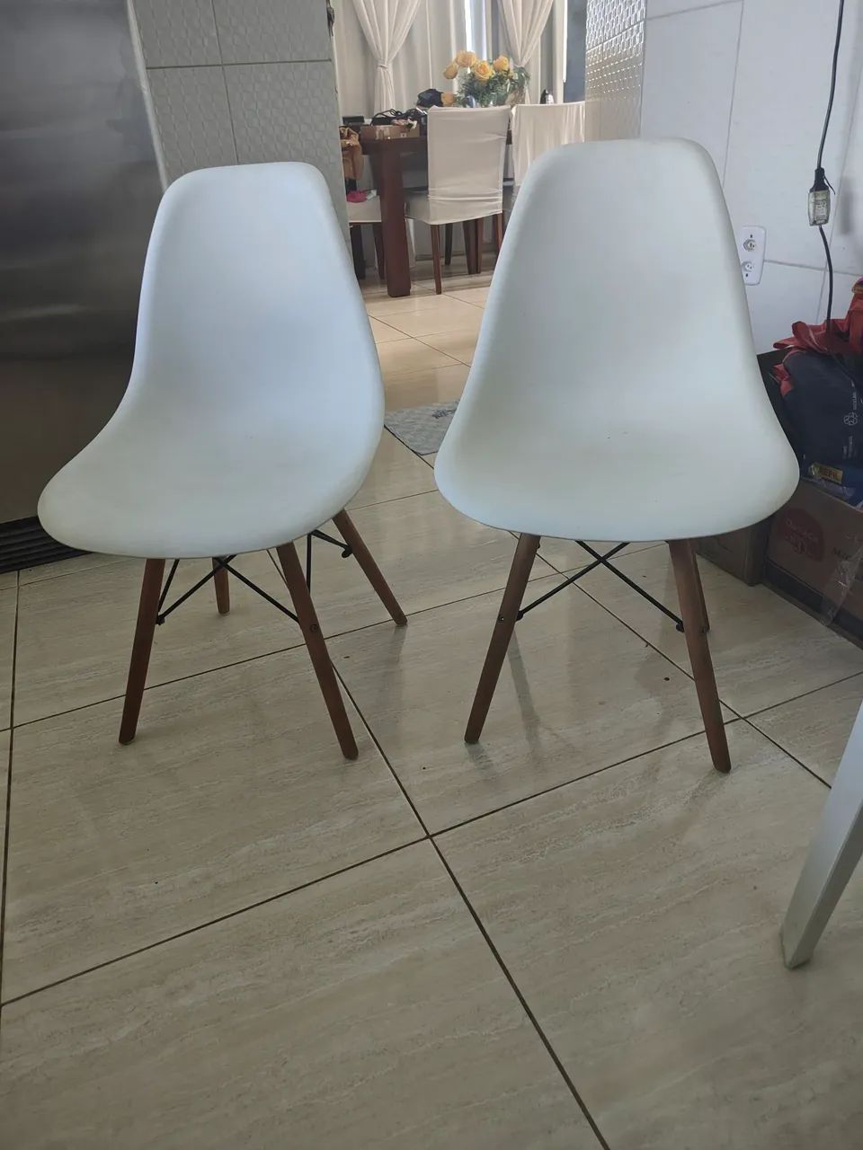 Conjunto de 4 cadeiras brancas - Foto 4