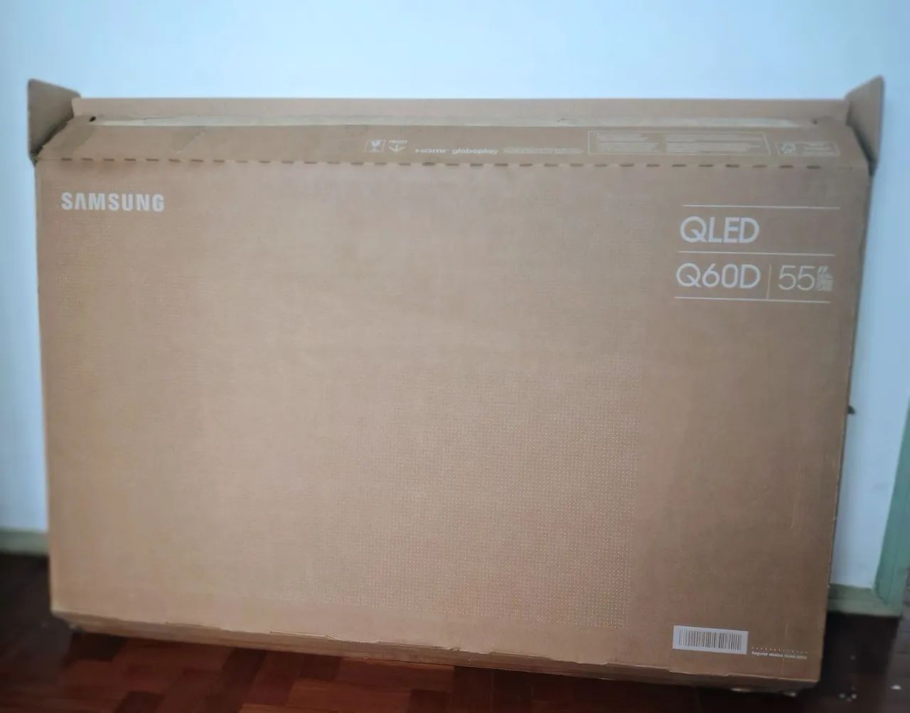 Caixa de papelão resistente para TV de 55 polegadas.<br>