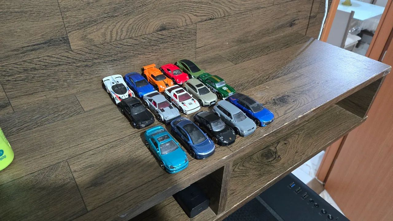 Carrinhos Hot Wheels - Lote com 15 - Ferrari Porsche Toyota Audi - Foto 4