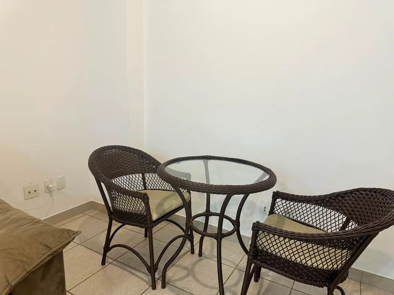Vende-se mesa de vime com duas cadeiras. - Foto 4