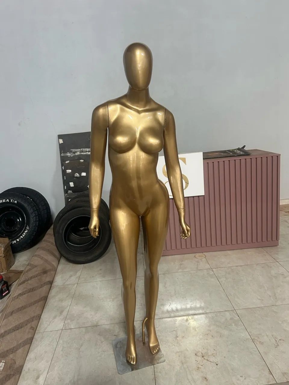 Manequim dourado 