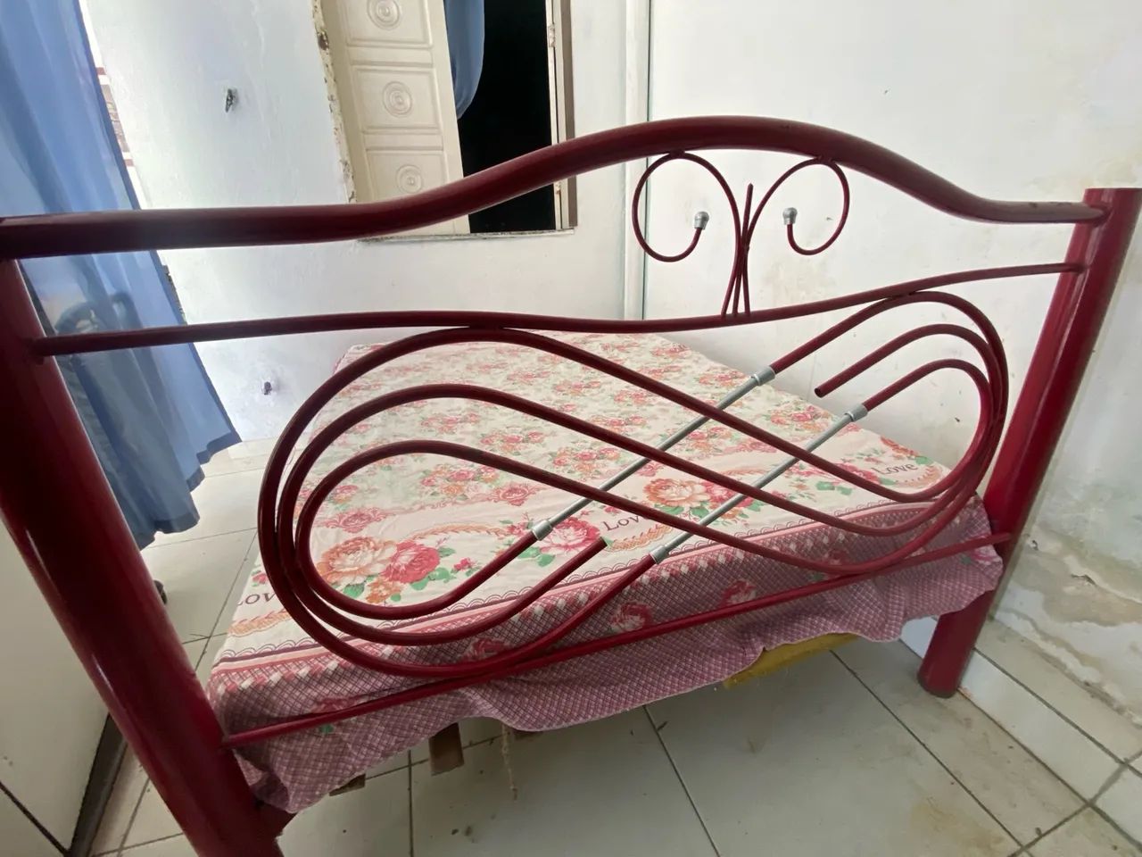 VENDE-SE CAMA DE CASAL COM COLCHÃO