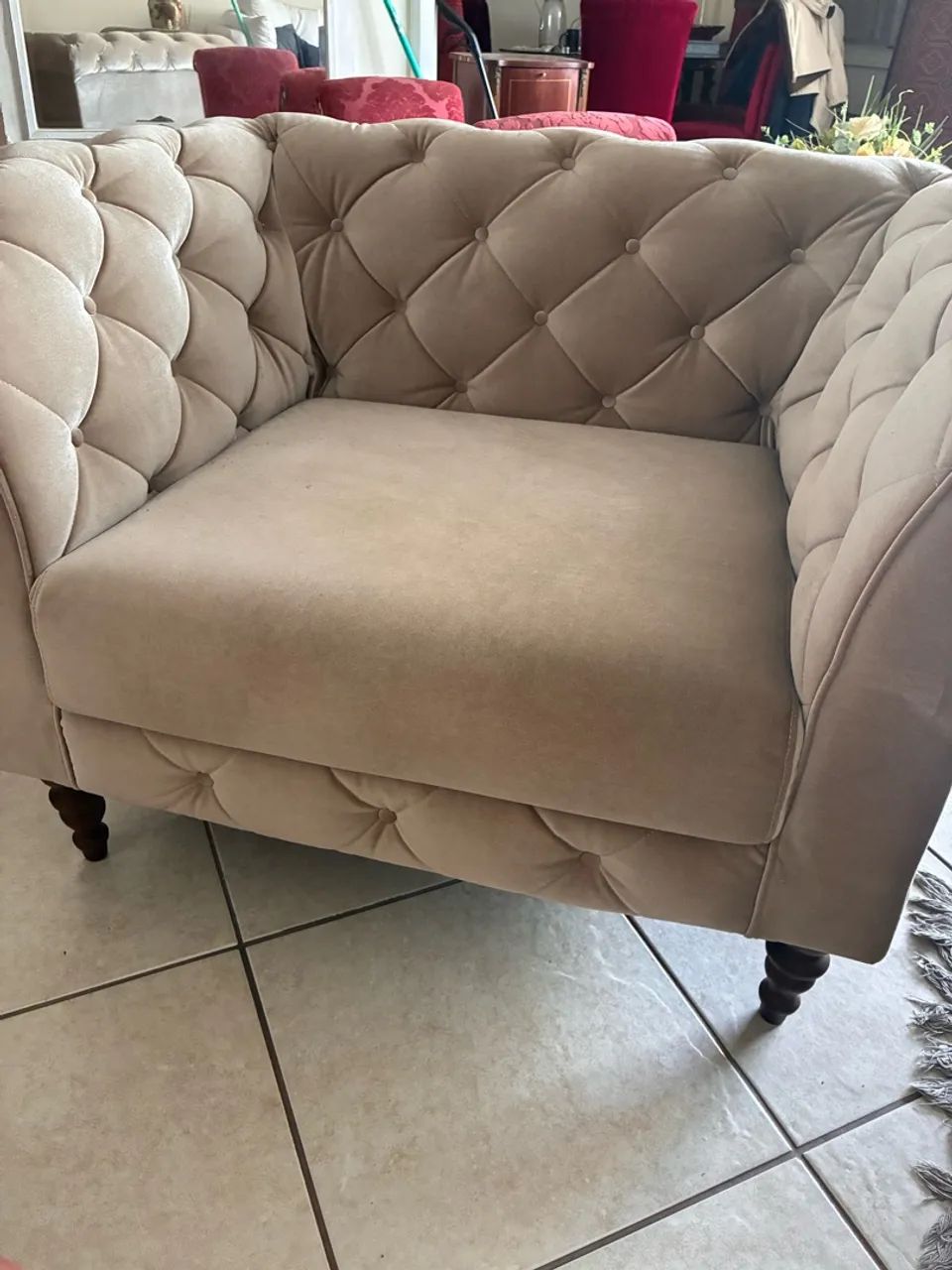 Poltrona sofisticada de veludo capitonê 