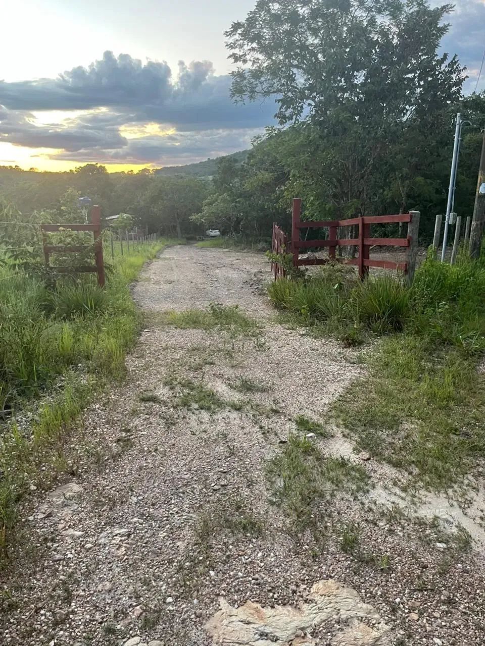 EXCELENTE CHACARA EM VARJÃO COM 2.900 M2 COM RIO NO FUNDO