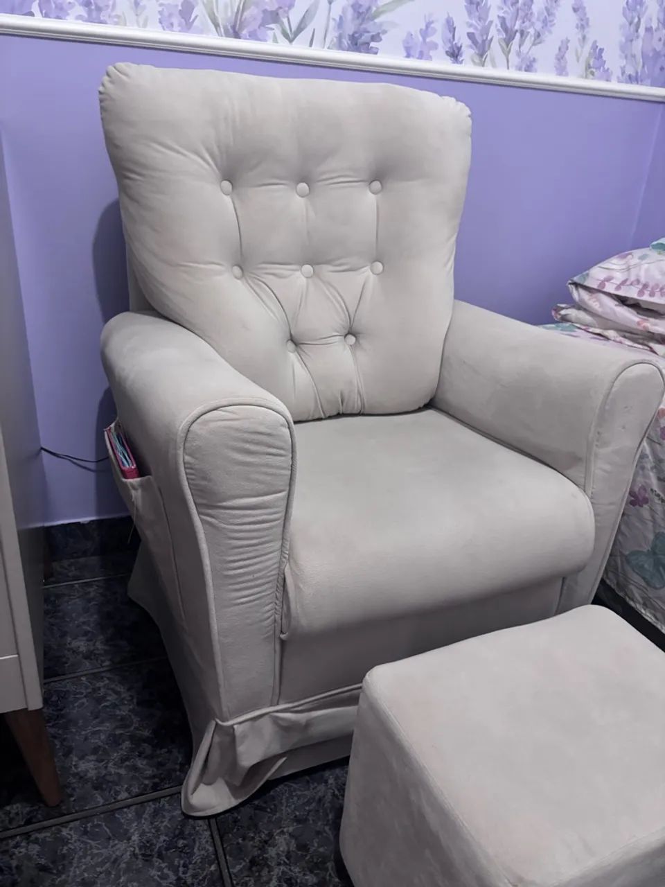 Vendo poltrona de amamentação com puff