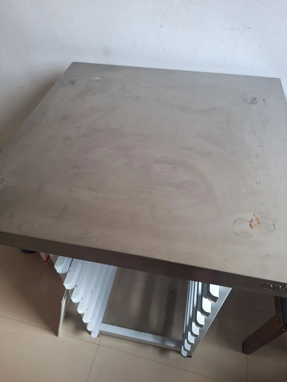 Mesa de inox com espaço para bandeijas - Foto 2
