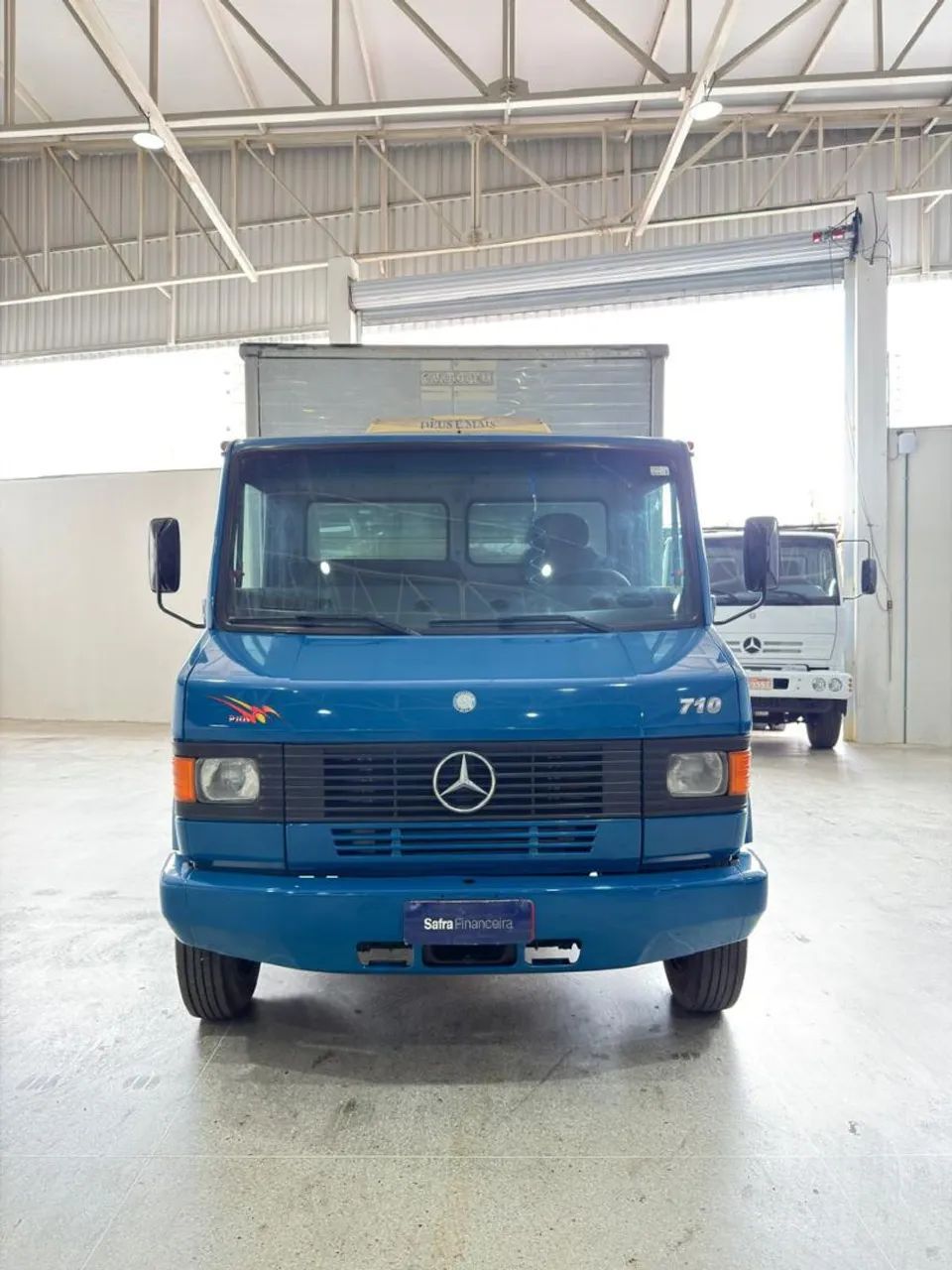 MB 710 com ar-condicionado 