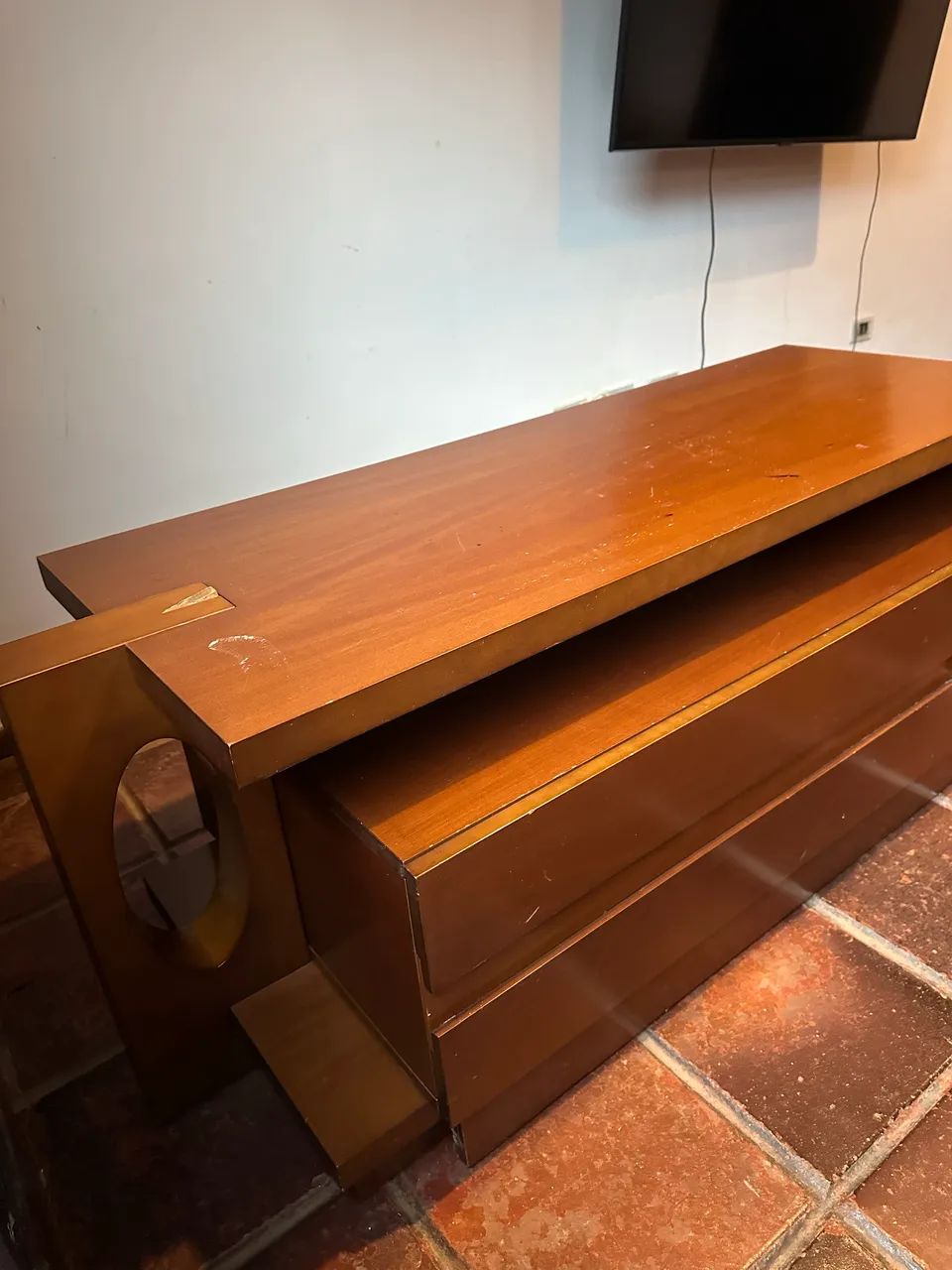 Rack de madeira com gavetas - design robusto e funcional - Foto 3