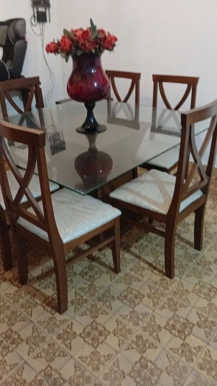 Mesa de jantar e aparador 