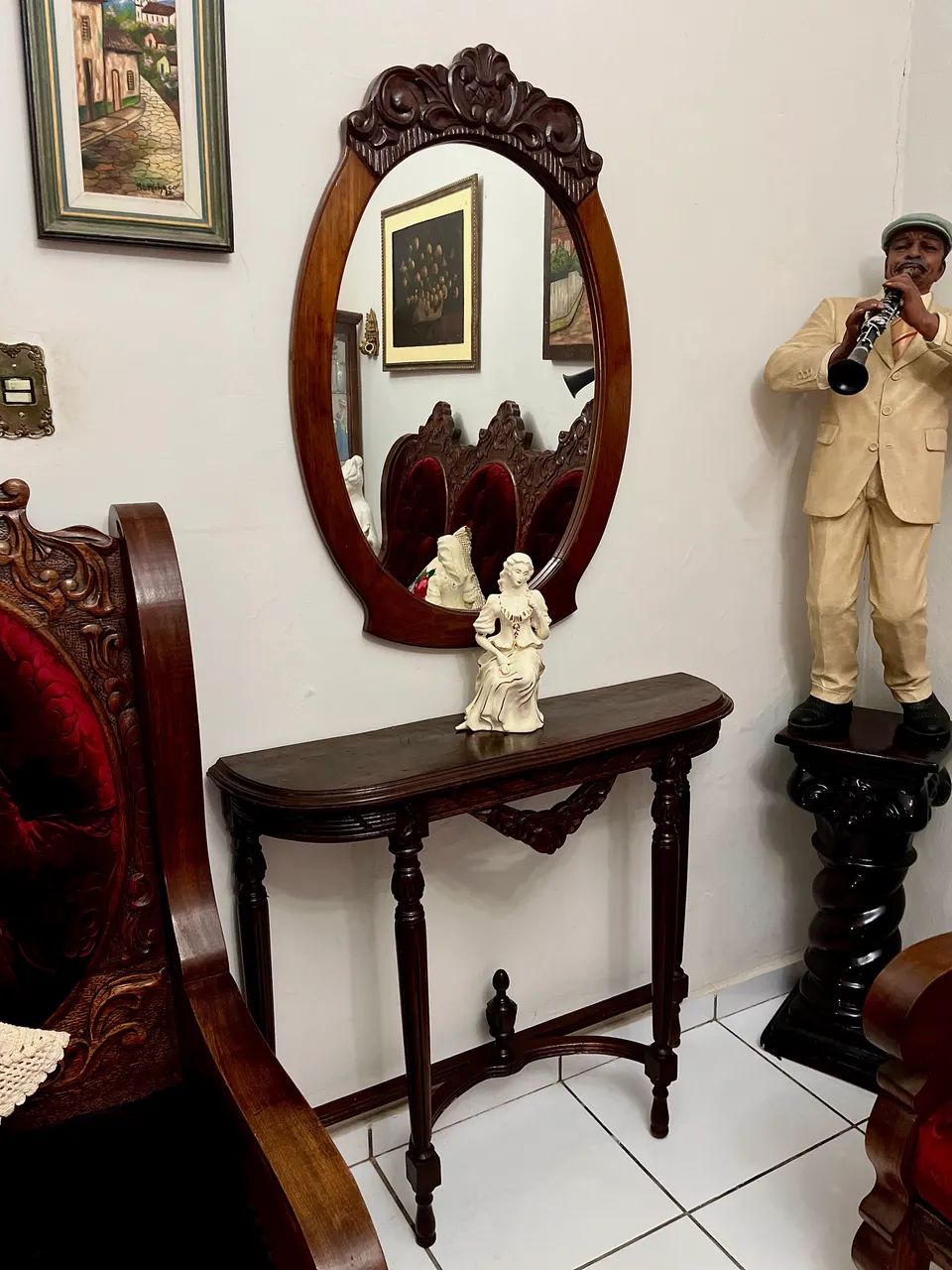 Belissimo aparador com espelho em estilo colonial