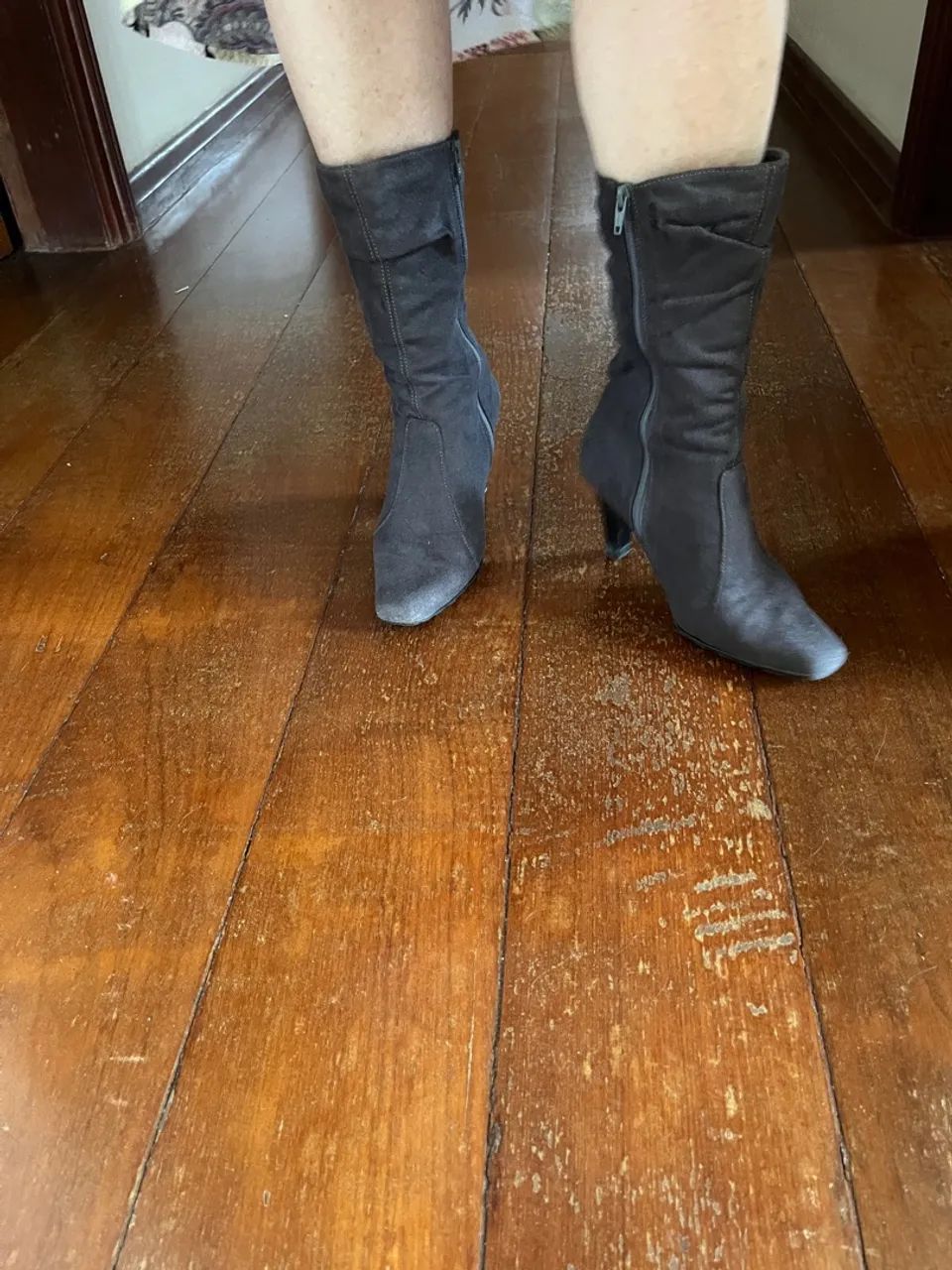 Bota de salto cinza  - Foto 2