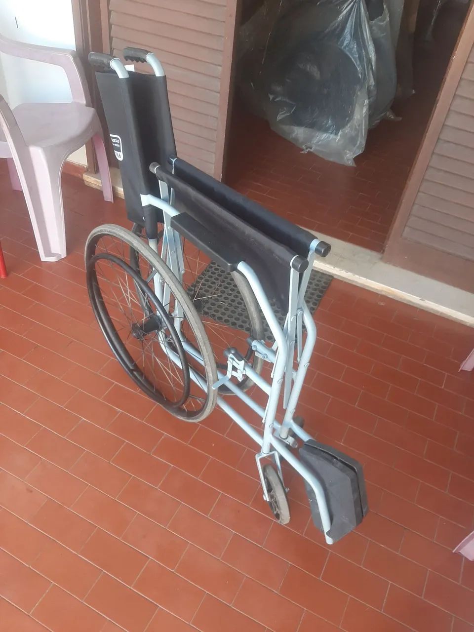 Cadeira de rodas seminova - Foto 4