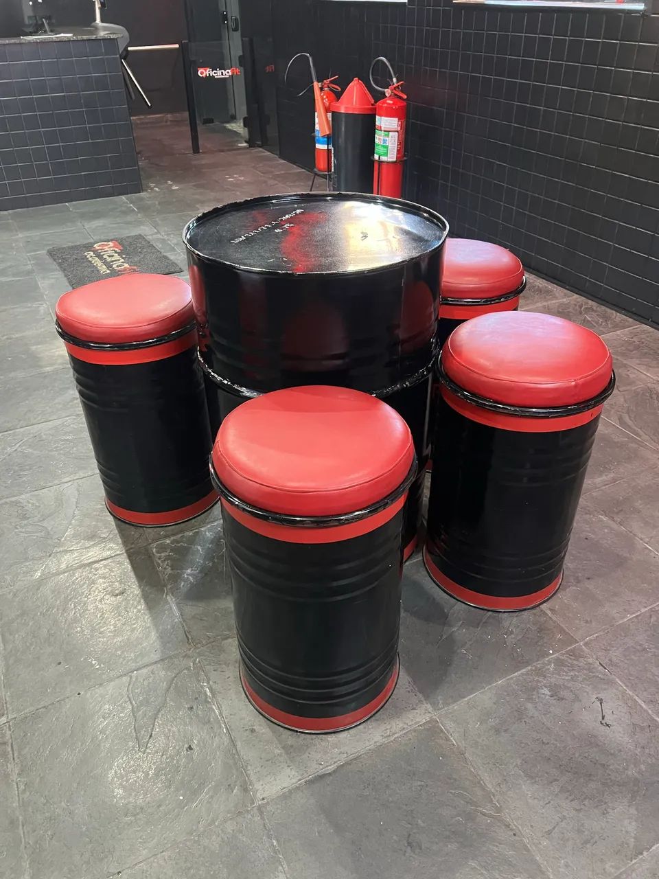 Mesa e cadeiras feitas de tambores 