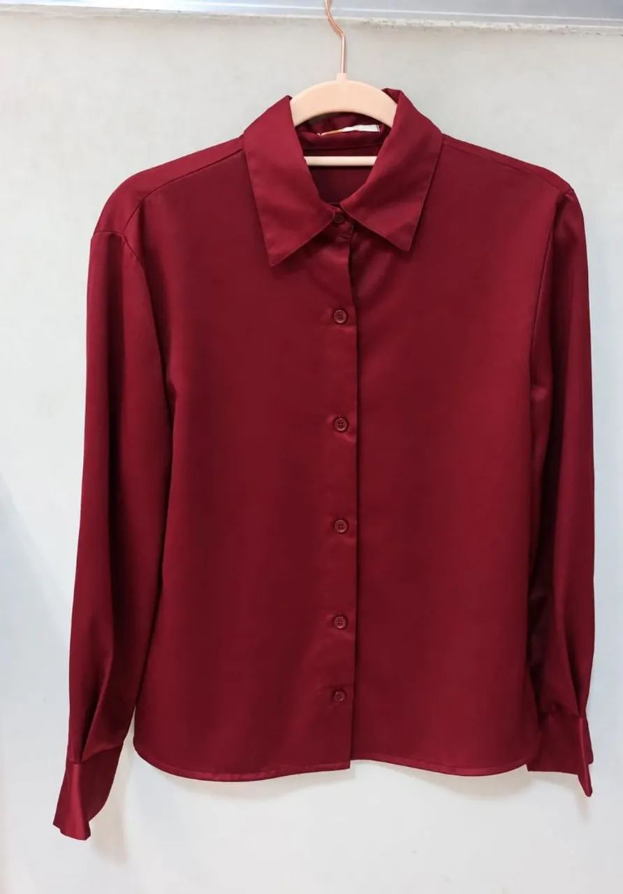 Camisas acetinadas marrom,azul e vinho - Foto 2