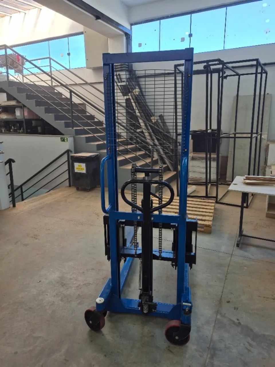 Empilhadeira Manual para 1000 kilos  - Foto 2