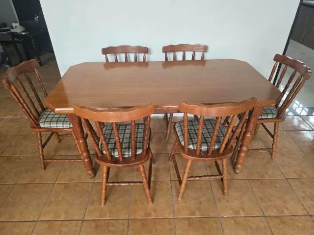 Mesa de jantar em madeira maciça com 6 cadeiras - Foto 2