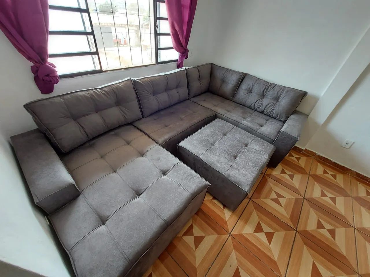Sofá de canto com almofadas soltas e puff 80x80 - divide no cartão de crédito