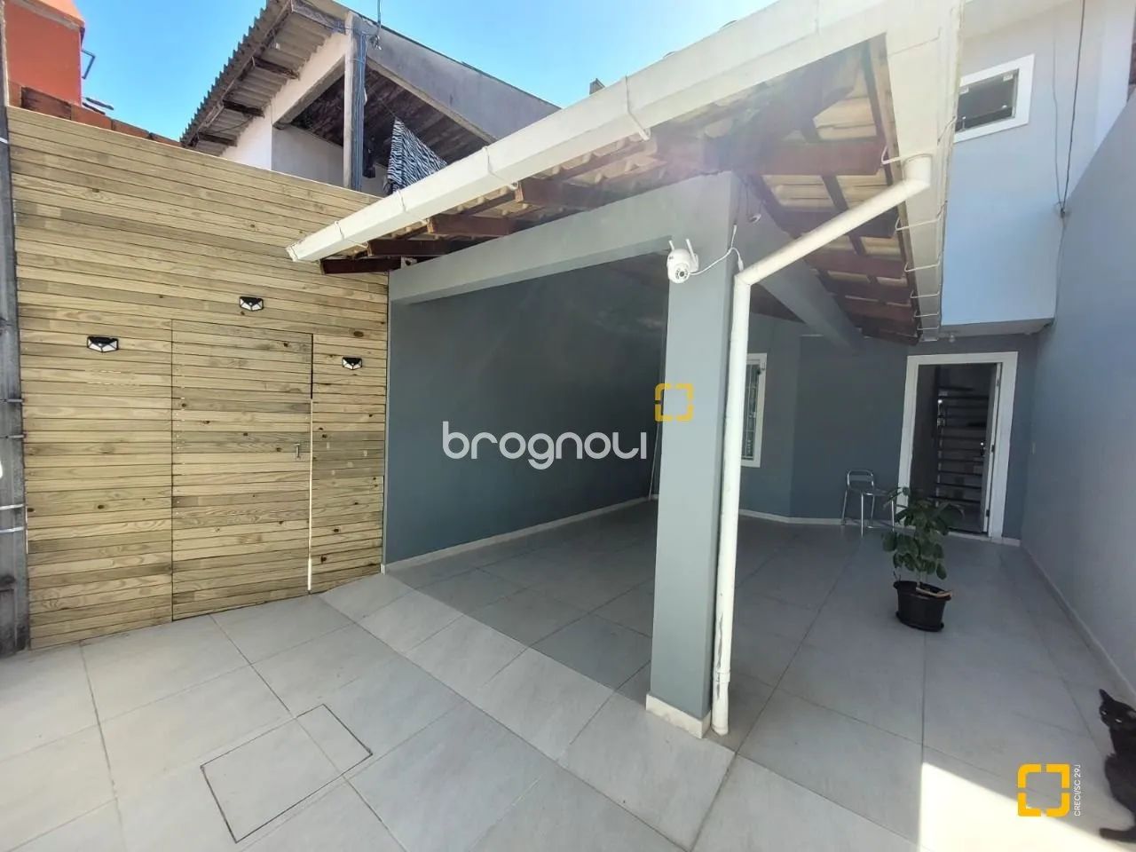 BROGNOLI VENDE - Sobrado com 2 suítes, pronto para morar na Praia dos Ingleses