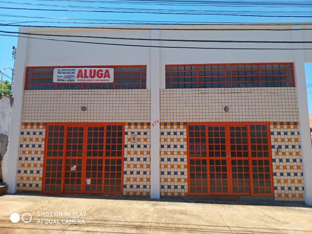 Salão comercial com edicula