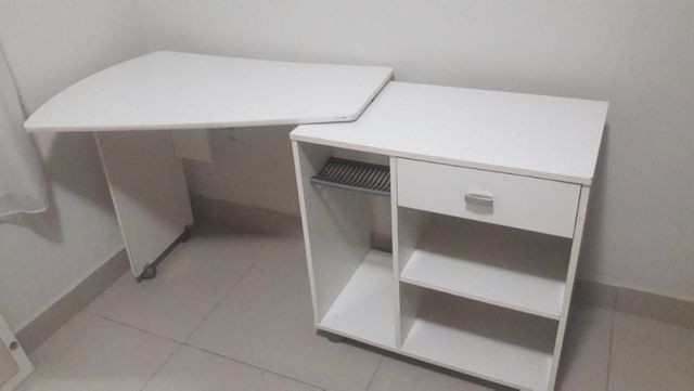 Escrivaninha branca em MDF