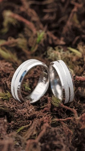 Par de alianças 5mm chanfrada diamantada e friso central - Prata 950